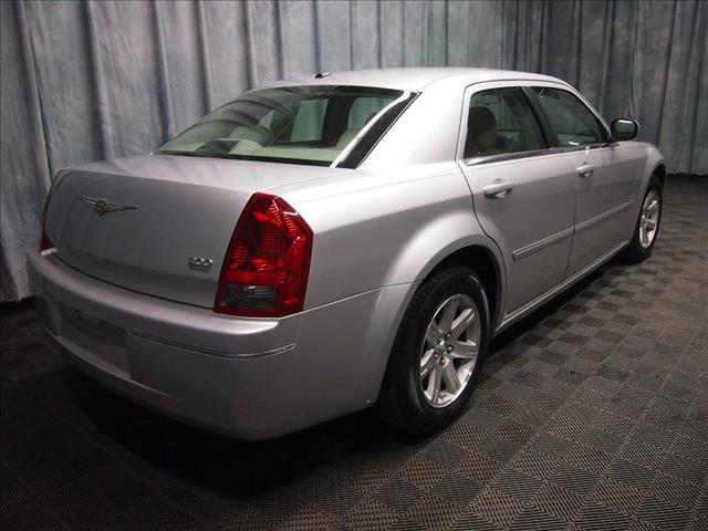 2007 Chrysler 300 SLT 25