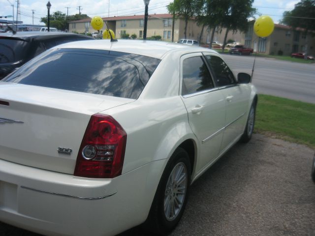 2008 Chrysler 300 LS Flex Fuel 4x4 This Is One Of Our Best Bargains