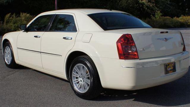 2010 Chrysler 300 Ext Cab 125.9 WB