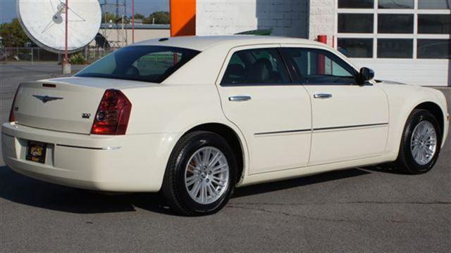 2010 Chrysler 300 Ext Cab 125.9 WB