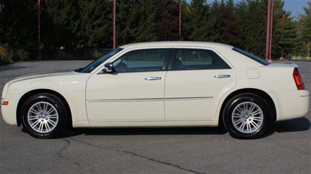 2010 Chrysler 300 Ext Cab 125.9 WB