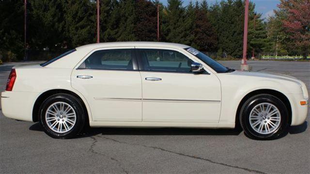 2010 Chrysler 300 Ext Cab 125.9 WB