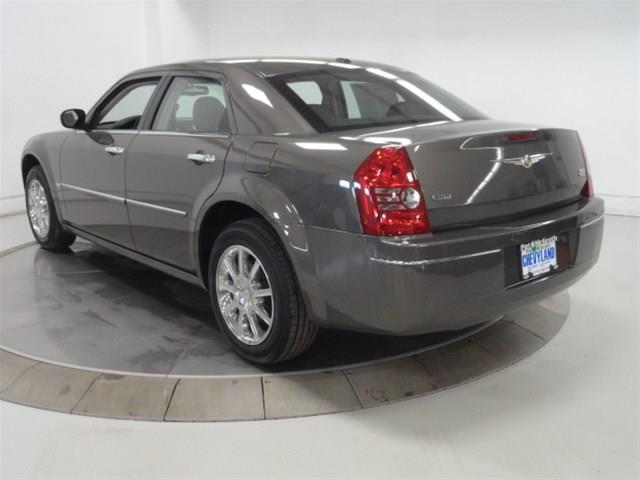 2010 Chrysler 300 LX - Stow-n-go