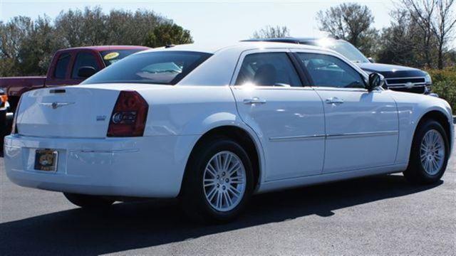 2010 Chrysler 300 Ext Cab 125.9 WB