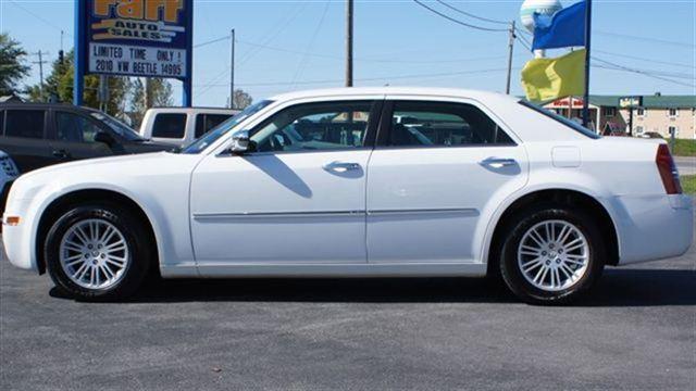 2010 Chrysler 300 Ext Cab 125.9 WB