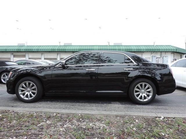 2011 Chrysler 300 SLT 25