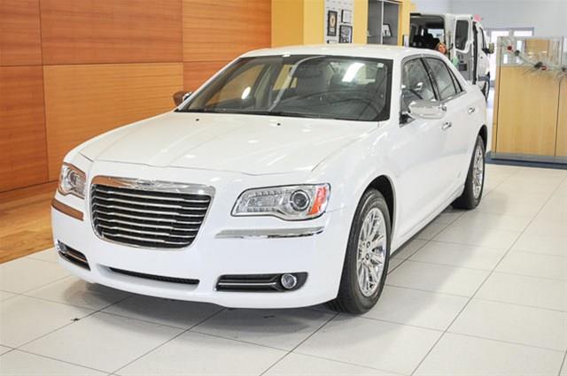 2011 Chrysler 300 SLT 25