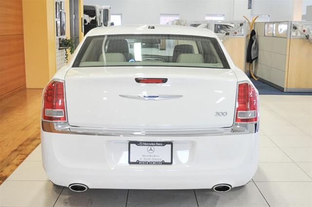 2011 Chrysler 300 SLT 25