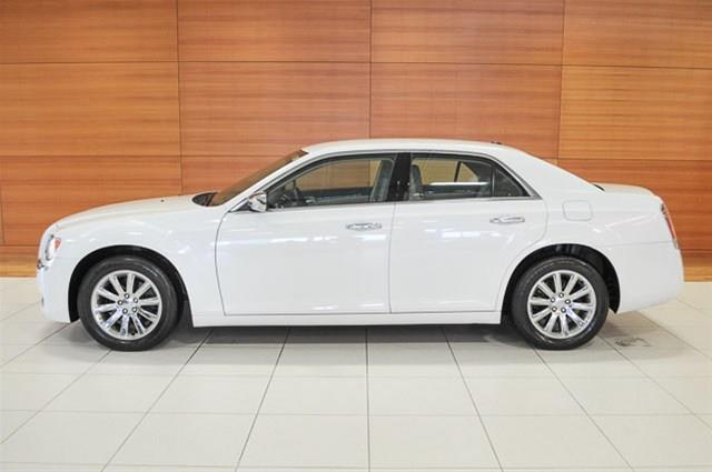 2011 Chrysler 300 SLT 25