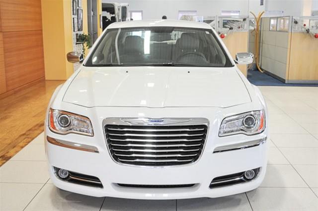 2011 Chrysler 300 SLT 25