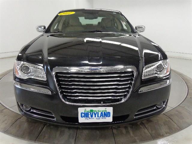 2011 Chrysler 300 SLT 25