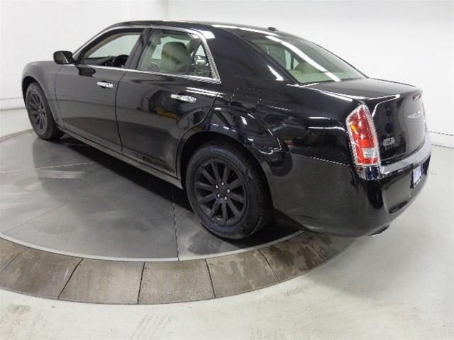 2011 Chrysler 300 SLT 25