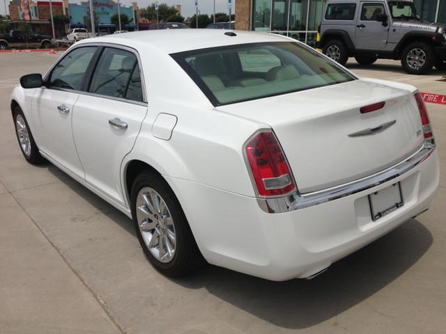 2012 Chrysler 300 SLT 25