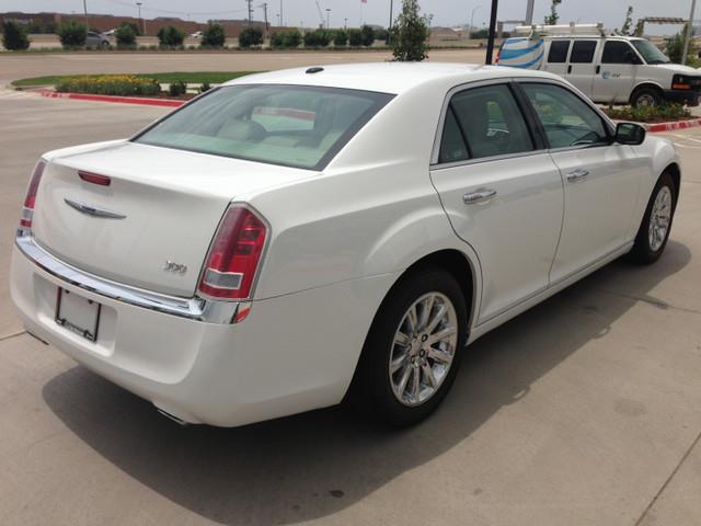 2012 Chrysler 300 SLT 25