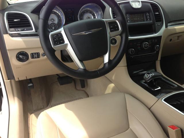 2012 Chrysler 300 SLT 25