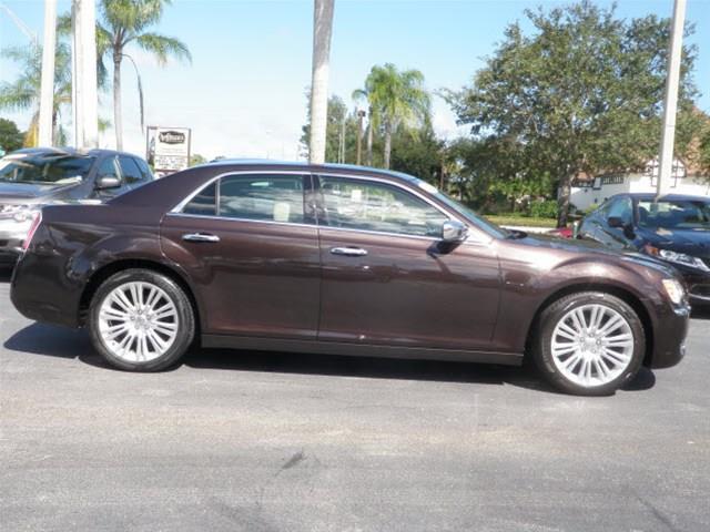 2012 Chrysler 300 SLT 25