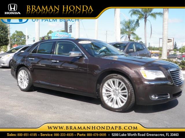 2012 Chrysler 300 SLT 25