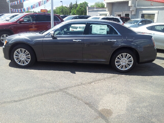 2013 Chrysler 300 2006 Nissan X