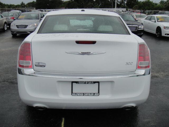 2013 Chrysler 300 Sxtcaptians Chairs