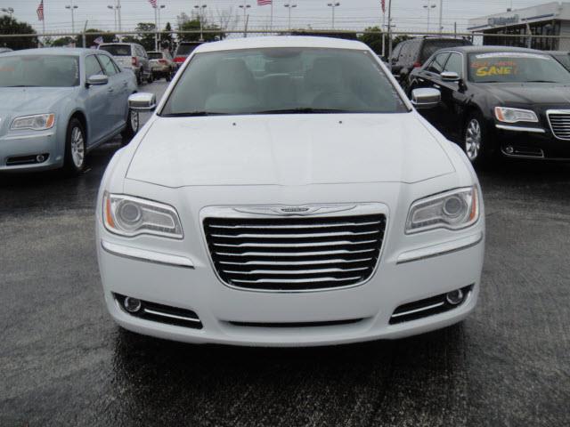 2013 Chrysler 300 Sxtcaptians Chairs