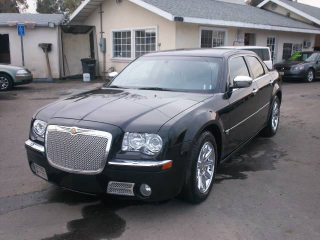 2005 Chrysler 300C Base