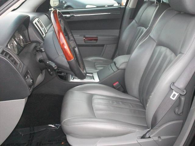 2005 Chrysler 300C Base