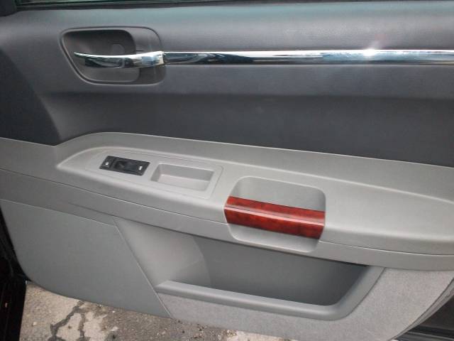 2005 Chrysler 300C Base