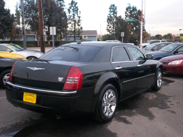 2005 Chrysler 300C Unknown