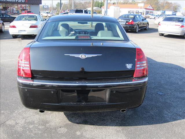 2005 Chrysler 300C Base