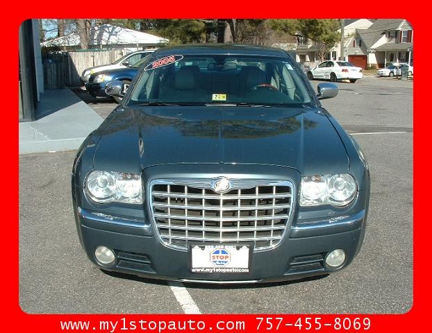 2005 Chrysler 300C Base