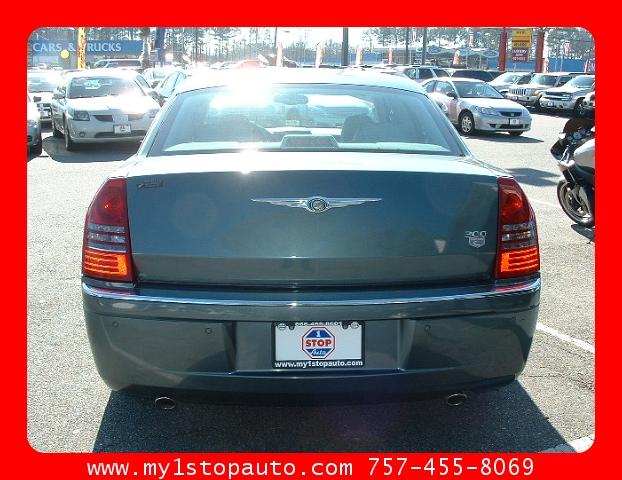 2005 Chrysler 300C Base