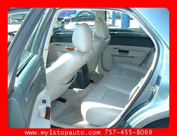 2005 Chrysler 300C Base