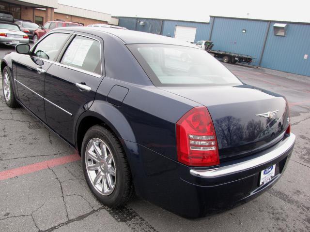 2005 Chrysler 300C Unknown