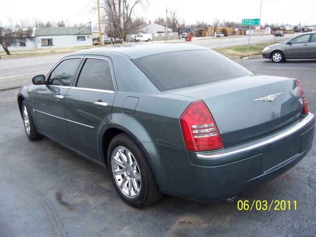 2005 Chrysler 300C Base