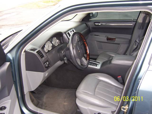 2005 Chrysler 300C Base