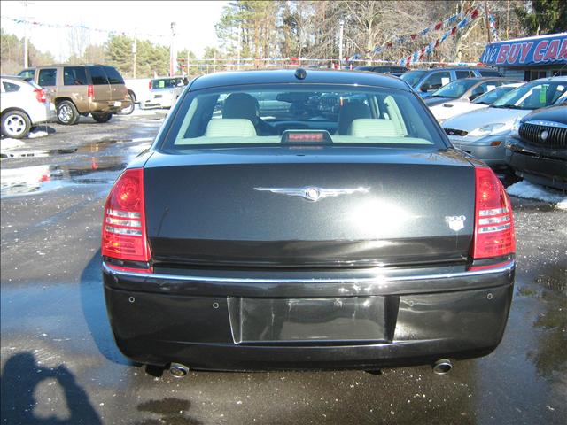 2005 Chrysler 300C Base