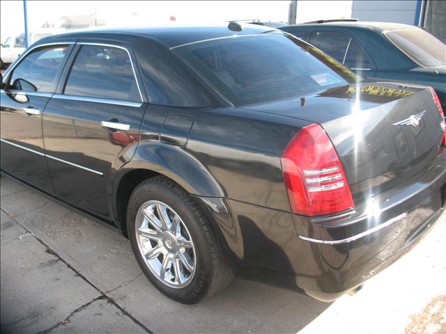 2005 Chrysler 300C Base