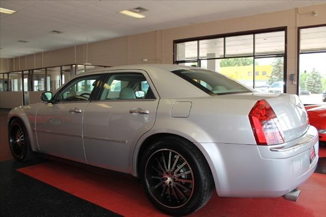 2007 Chrysler 300C 4WD Reg Cab 140.5 SLT