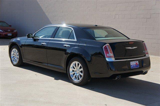 2011 Chrysler 300C Unknown