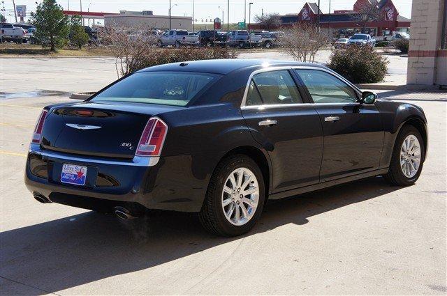 2011 Chrysler 300C Unknown