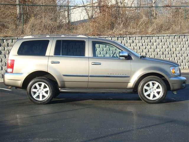 2007 Chrysler Aspen SLT 25