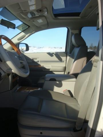 2007 Chrysler Aspen SLT 25