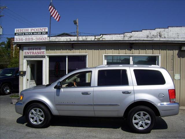 2007 Chrysler Aspen SLT 25