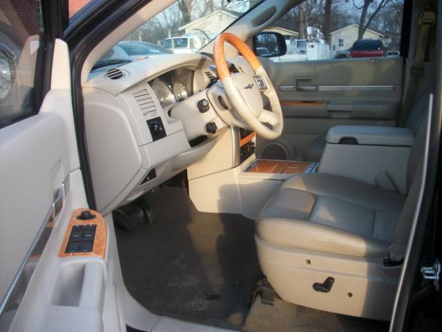 2007 Chrysler Aspen SLT 25