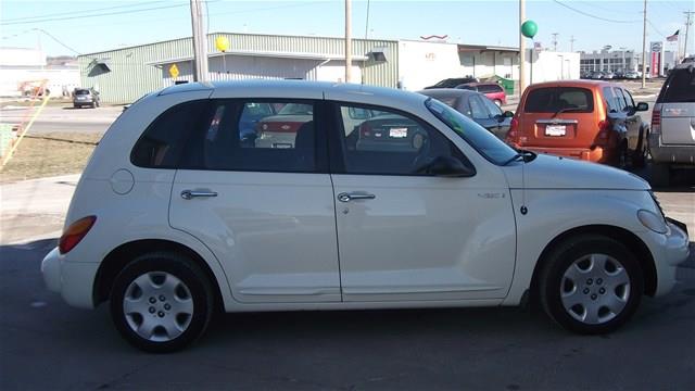 2004 Chrysler PT Cruiser 4WD Supercab 186 Inch WB 84 CA XLT Truck