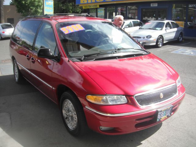 1996 Chrysler Town and Country Base