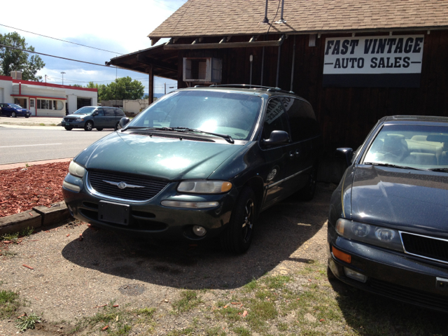 2000 Chrysler Town and Country SLT 25