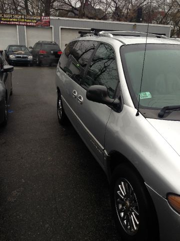 2000 Chrysler Town and Country SLT 25