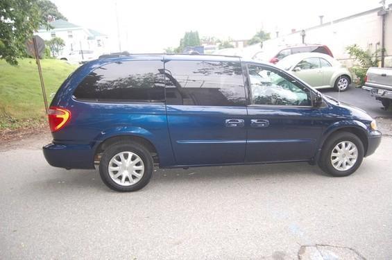 2003 Chrysler Town and Country Quad Coupe 3