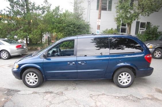 2003 Chrysler Town and Country Quad Coupe 3